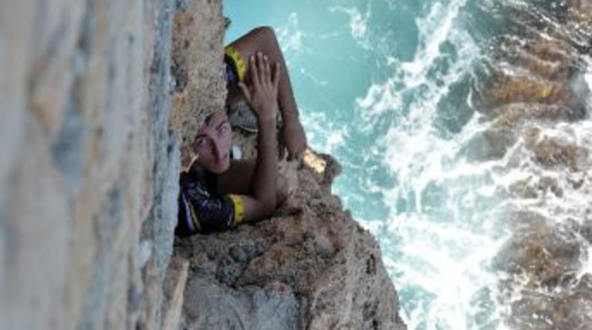 Yama&ccedil; paraş&uuml;t&uuml; yaparken d&uuml;şen gen&ccedil;, falezlerde mahsur kaldı