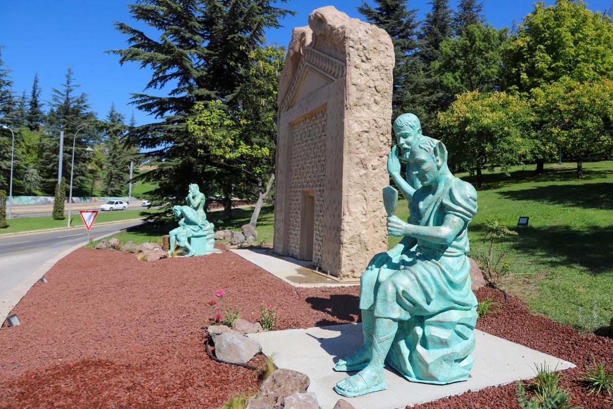 Eşek Kulaklı Midas şehre indi! Eskişehir in göbeğine diktiler 1
