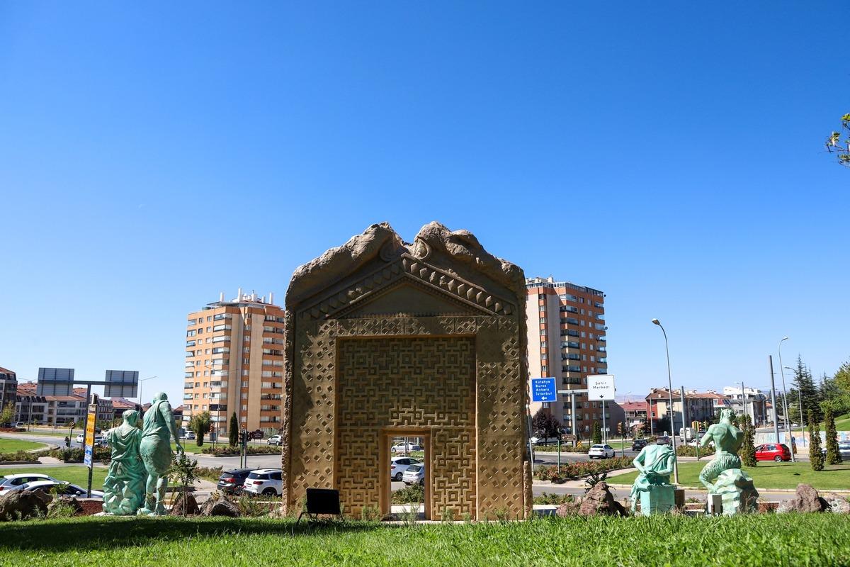 Eşek Kulaklı Midas şehre indi! Eskişehir in göbeğine diktiler 3