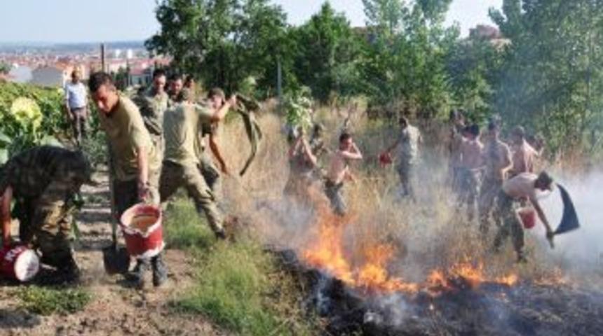 Tarladaki yangına askerler m&uuml;dahale etti