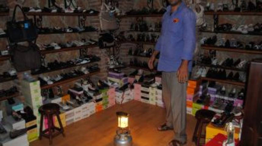 Elektrik kesintisinden bıkan esnaf tepkisini mum yakarak g&ouml;sterdi