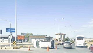 Eskişehir&rsquo;de hafif ticari ara&ccedil; devrildi: 5 yaralı