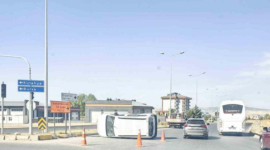 Eskişehir&rsquo;de hafif ticari ara&ccedil; devrildi: 5 yaralı