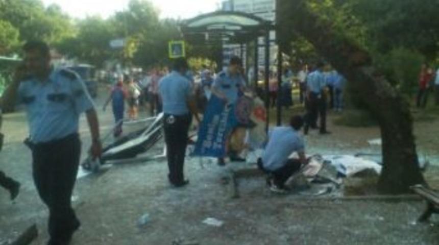 Eğlence d&ouml;n&uuml;ş&uuml; duraktakileri ezdi: 1 &ouml;l&uuml; 7 yaralı