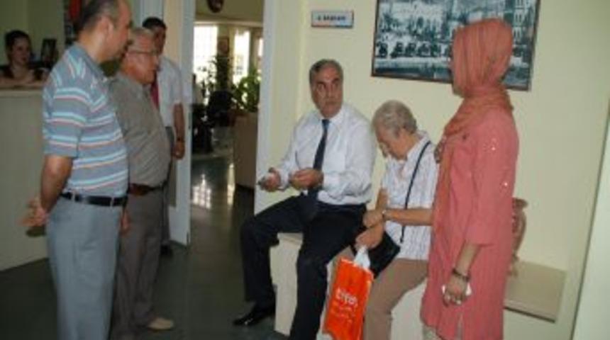 Vatandaşı kapıda karşılayıp dert dinliyor