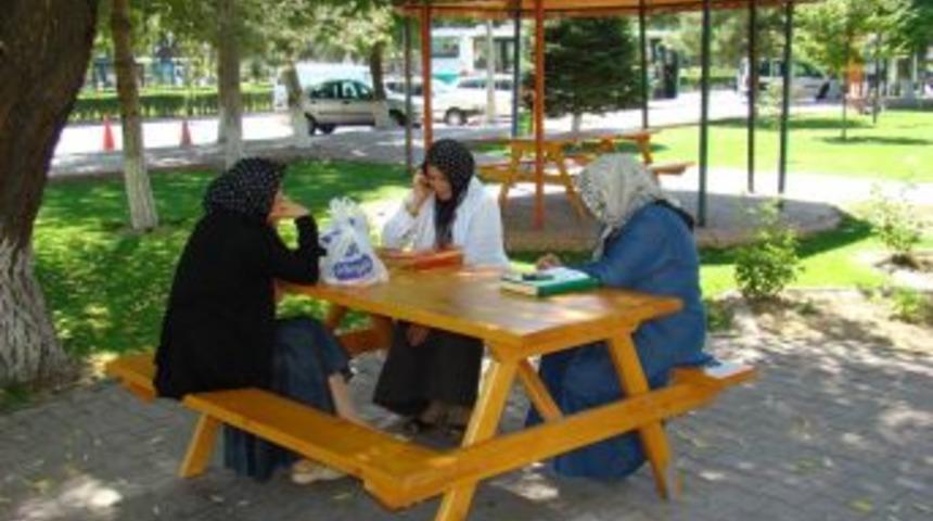 Kocasinan Belediyesi, parklardaki oturma banklarını artırdı