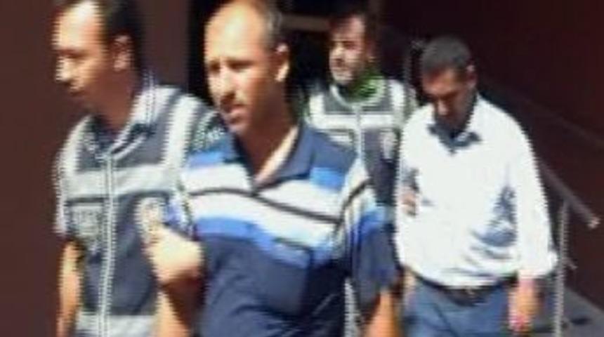 İzmir'de tek seferde rekor miktarda ka&ccedil;ak sigara ele ge&ccedil;irildi