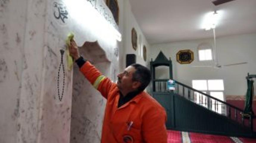 &Ccedil;ukurova Belediyesi camilerde Ramazan temizliği başlattı
