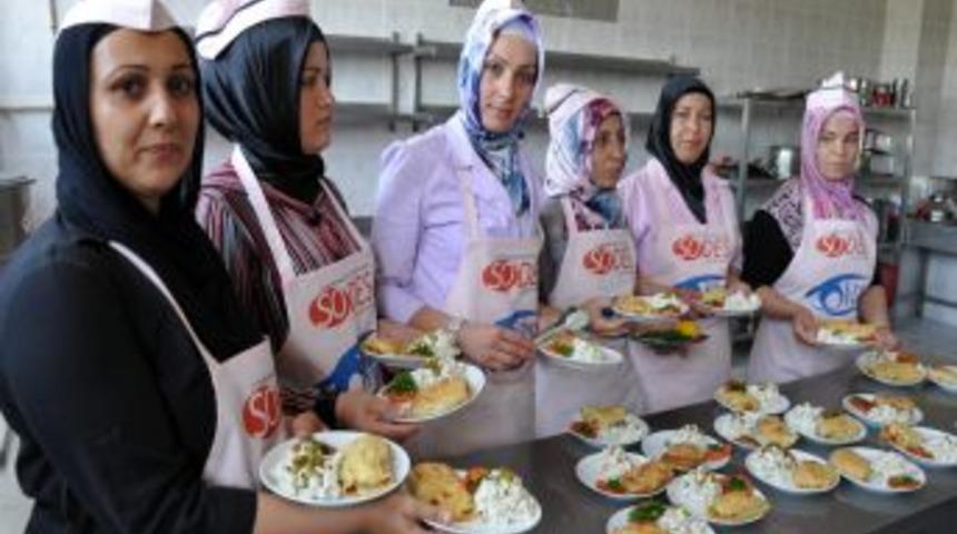 Yoksulları doyurmak için aşçılık öğrendiler