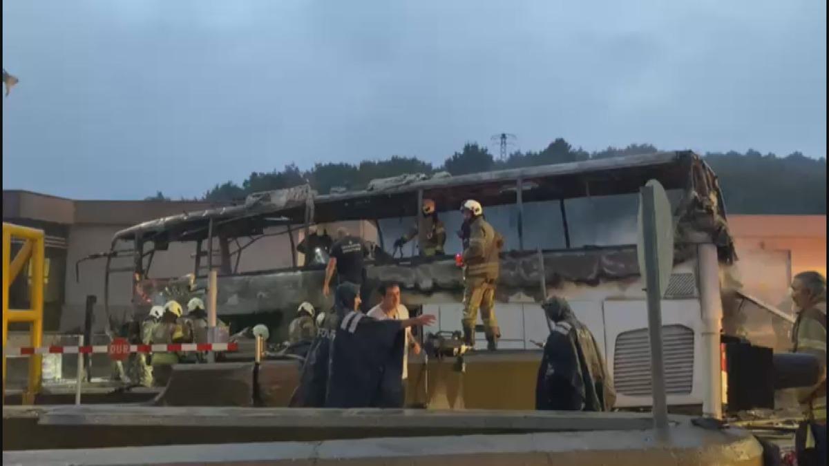 Eyüpsultan da bariyere çarpan otobüste yangın: 2 ölü, 8 yaralı 1