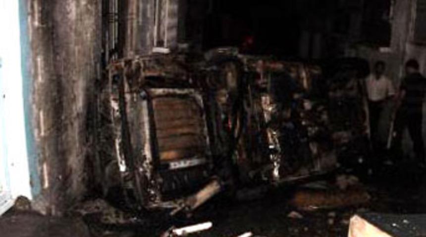 Cinayet kurbanının yakınları mahalleyi yaktı