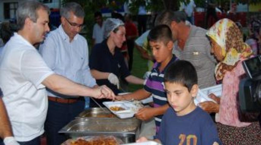 "Kızılay&rsquo;ın bir ayağı Kozan&rsquo;da diğer ayağı Somali&rsquo;de"