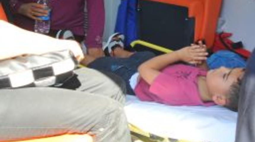 Antalya&rsquo;da yolcu minib&uuml;s&uuml; kamyonla &ccedil;arpıştı: 12 yaralı