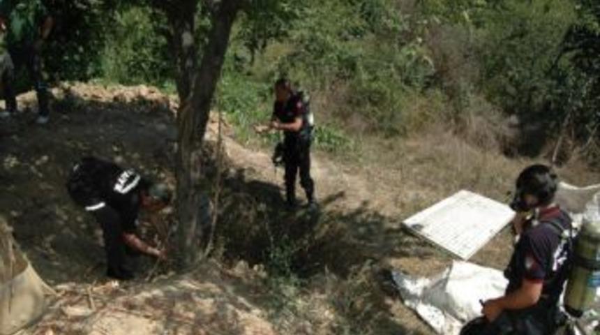 Gaz maskesiyle kazı yapan defineciler yetkileri şaşırttı