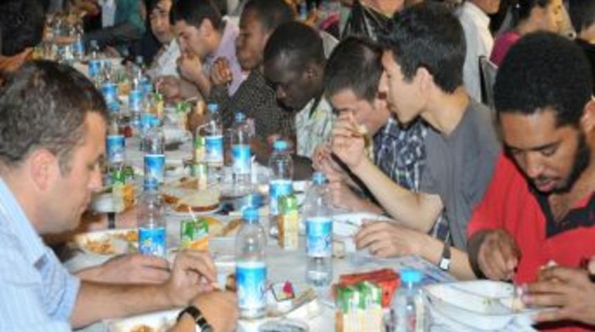 Yetimler iftar sofrasında buluştu