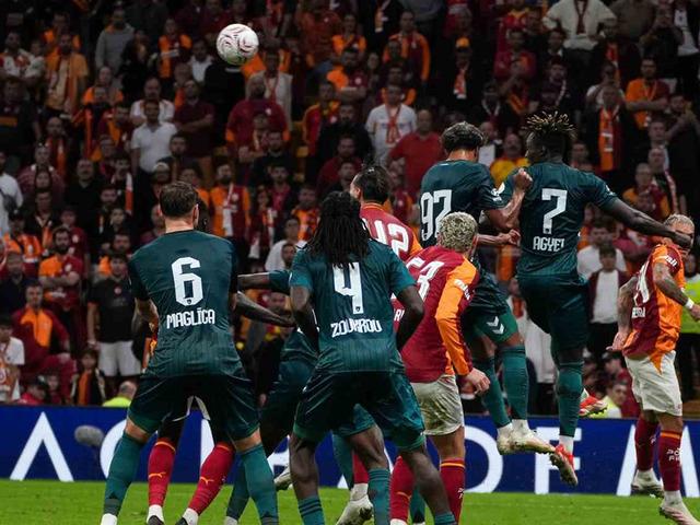 Galatasaray Kocaelispor'u tek golle devirdi! Yeniden lider oldu