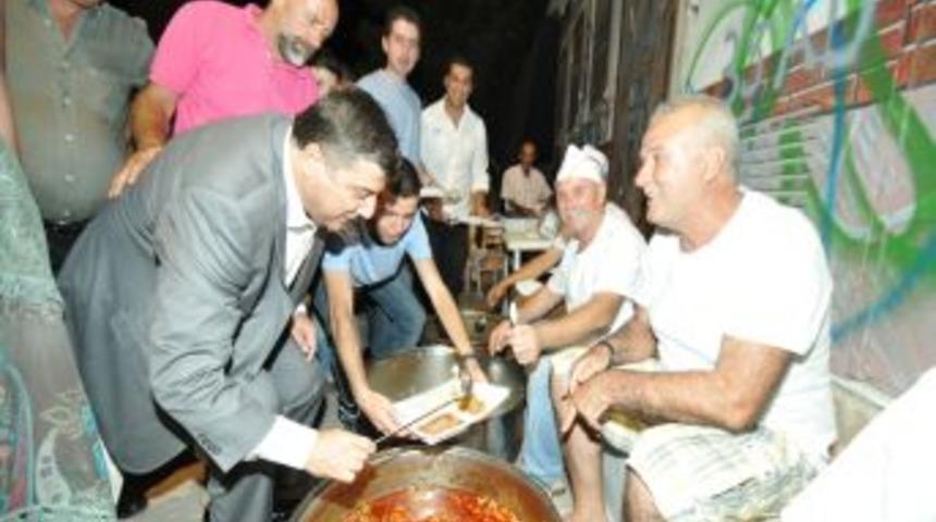 Makedon g&ouml;&ccedil;menleri iftarda buluştu