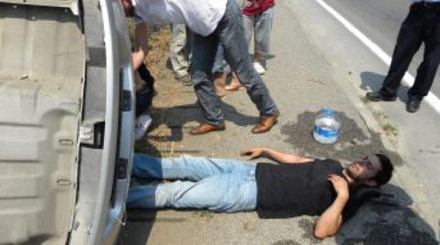 Otomobil, motosiklete &ccedil;arparak devrildi: 2 yaralı