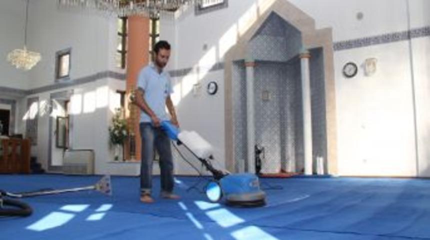 Narlıdere Belediyesi cami halılarını yıkatıyor