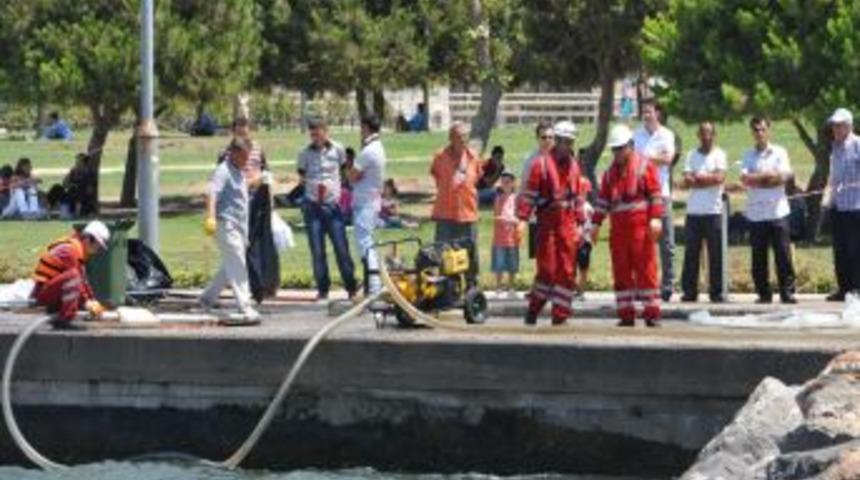 İzmir'de batan vapurdan denize d&ouml;k&uuml;len 15 ton yakıt &ccedil;ıkarılacak