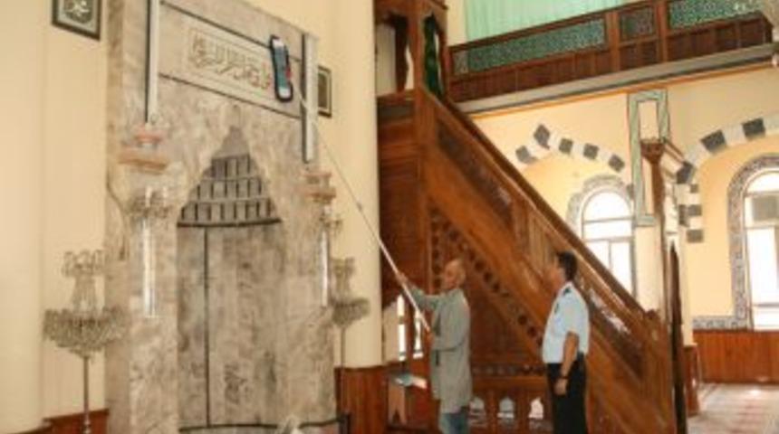 Camilerde ramazan temizliği yapılıyor