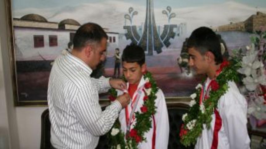 Şampiyon boks&ouml;rler Aziziye Belediyesi'ni ziyaret etti