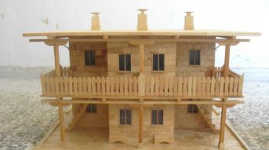 Dondurma &ccedil;ubuğundan yaptığı maketlerle engellilere yardım ediyor