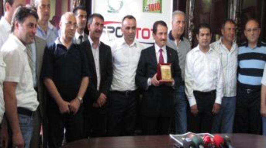 BİK Genel M&uuml;d&uuml;r&uuml; Atalay'a basından teşekk&uuml;r plaketi