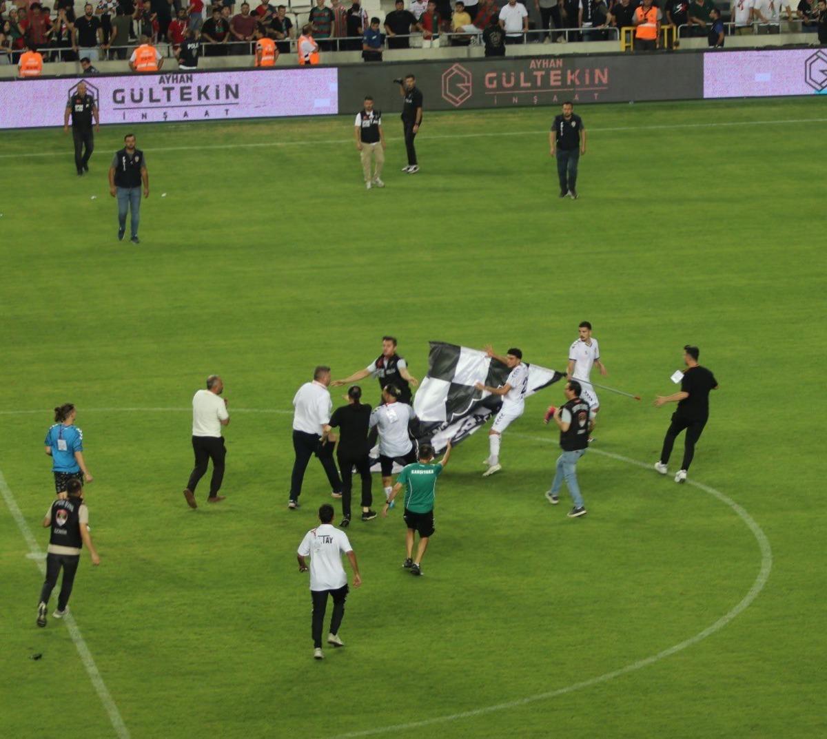 Karşıyaka-Altay derbisinde olaylı final! Sahaya bayrak dikmek istediler 1