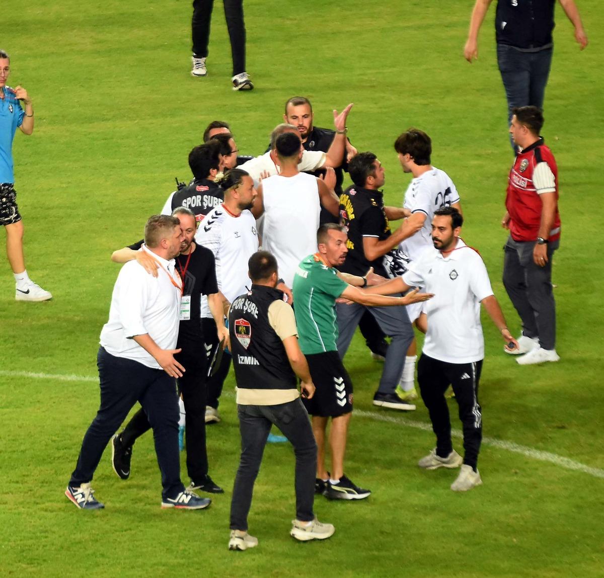 Karşıyaka-Altay derbisinde olaylı final! Sahaya bayrak dikmek istediler 2