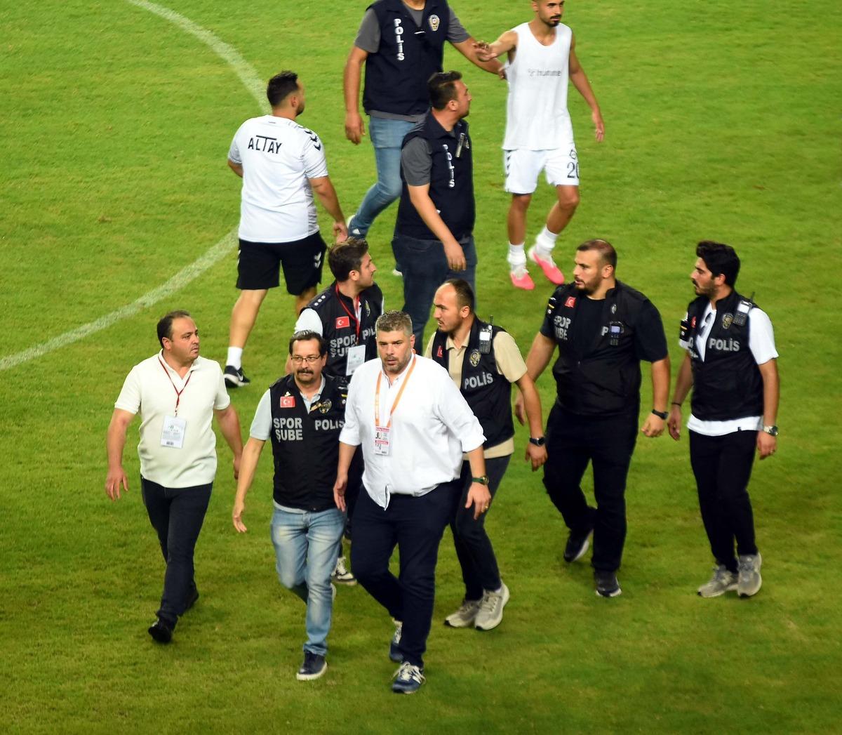 Karşıyaka-Altay derbisinde olaylı final! Sahaya bayrak dikmek istediler 3