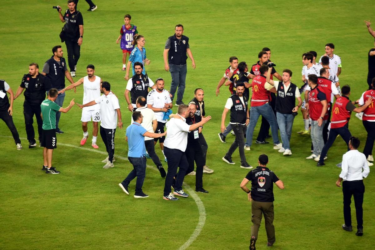 Karşıyaka-Altay derbisinde olaylı final! Sahaya bayrak dikmek istediler 4