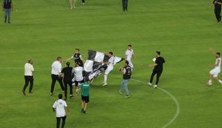 Karşıyaka-Altay derbisinde olaylı final! Sahaya bayrak dikiyorlardı