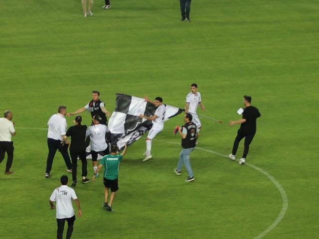 Karşıyaka-Altay derbisinde olaylı final! Sahaya bayrak dikiyorlardı