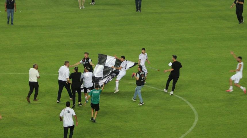 Karşıyaka-Altay derbisinde olaylı final! Sahaya bayrak dikmek istediler