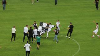Karşıyaka-Altay derbisinde olaylı final! Sahaya bayrak dikmek istediler