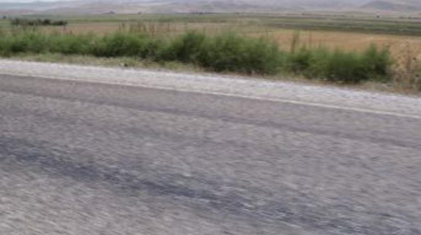 Aşırı sıcaklar, Yozgat&rsquo;ta asfaltı eritiyor