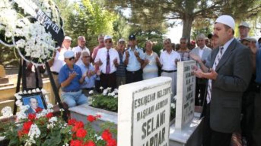 Selami Vardar kabri başında anıldı