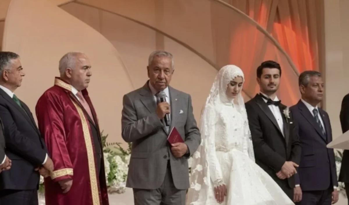 B&uuml;lent Arın&ccedil; a hem AK Parti den hem Beştepe den sert tepki:  Birka&ccedil; şuursuzdan başka...  1