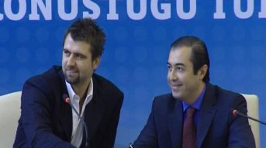 Mehmet Okur, T&uuml;rk Telekom&rsquo;a resmi imzayı attı