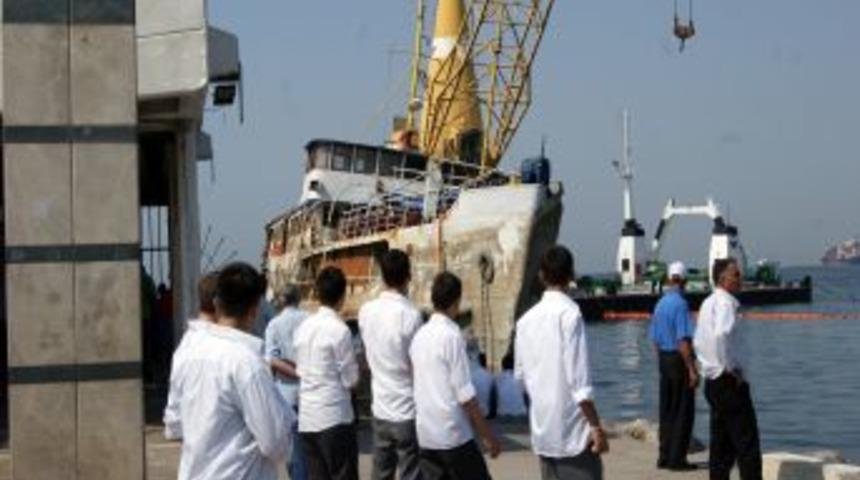 İzmir'de batan vapurdan su tahliye işlemi s&uuml;r&uuml;yor