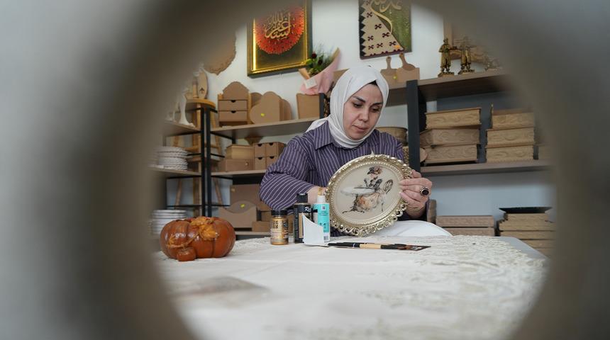 Kadın girişimcinin sosyal medyada g&ouml;rd&uuml;ğ&uuml; video hayatını değiştirdi: Kendi at&ouml;lyesini a&ccedil;tı!