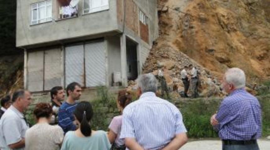 Of&rsquo;ta meydana gelen heyelanda bir ev kullanılamaz hale geldi