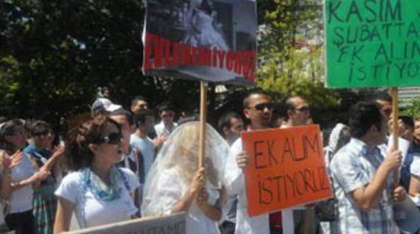 &Ouml;ğretmen adayından ilgin&ccedil; pankart