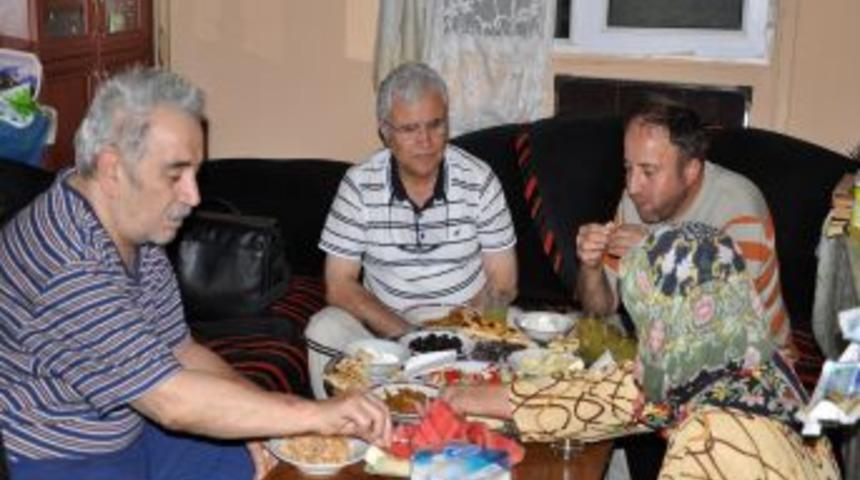 Kimse Yok Mu Derneği g&ouml;n&uuml;ll&uuml;lerinden ihtiya&ccedil; sahibi aileye yardım