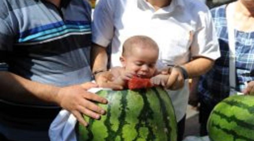 Karpuzu oyup i&ccedil;ine bebek koydular