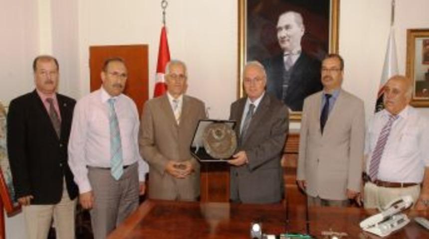 Denizli Valisi Erkmen&rsquo;e eğitime katkılarından dolayı plaket verildi