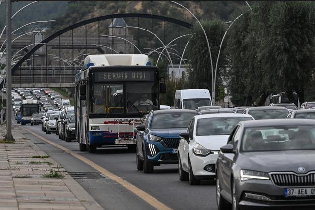 Başkentte eğitim öğretim yılının ilk gününde trafik yoğunluğu yaşandı 3