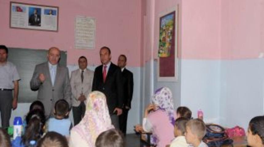 Diyarbakırlı &ouml;ğrencilere polis amcalarından &ccedil;anta hediyesi