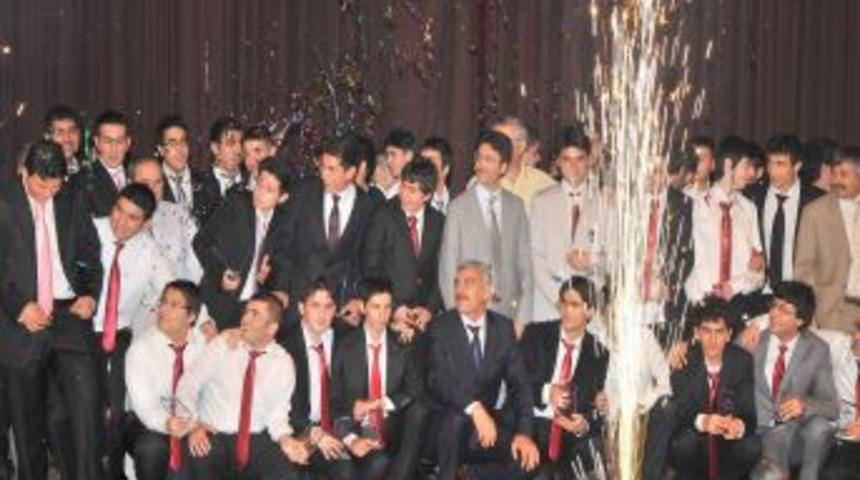 Bur&ccedil; &Ouml;zg&ouml;ren Lisesinin 85 &ouml;ğrencisi &uuml;niversiteyi kazandı